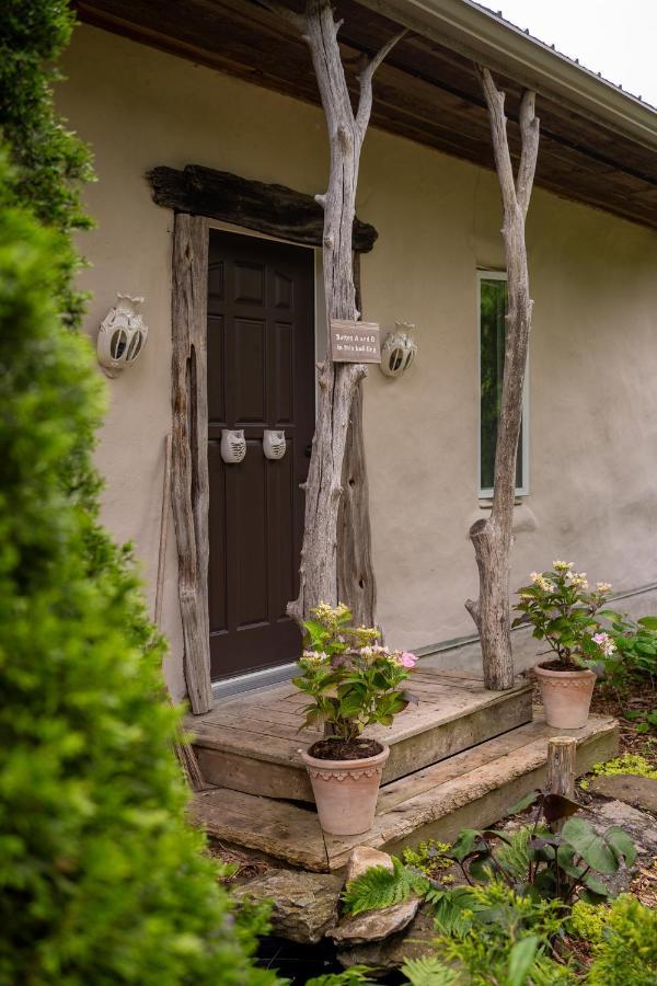Owl'S Nest Suites Carrying Place Екстериор снимка