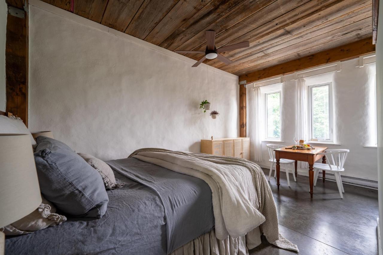 Owl'S Nest Suites Carrying Place Екстериор снимка