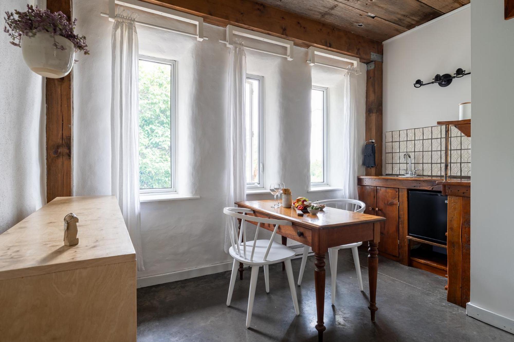 Owl'S Nest Suites Carrying Place Екстериор снимка