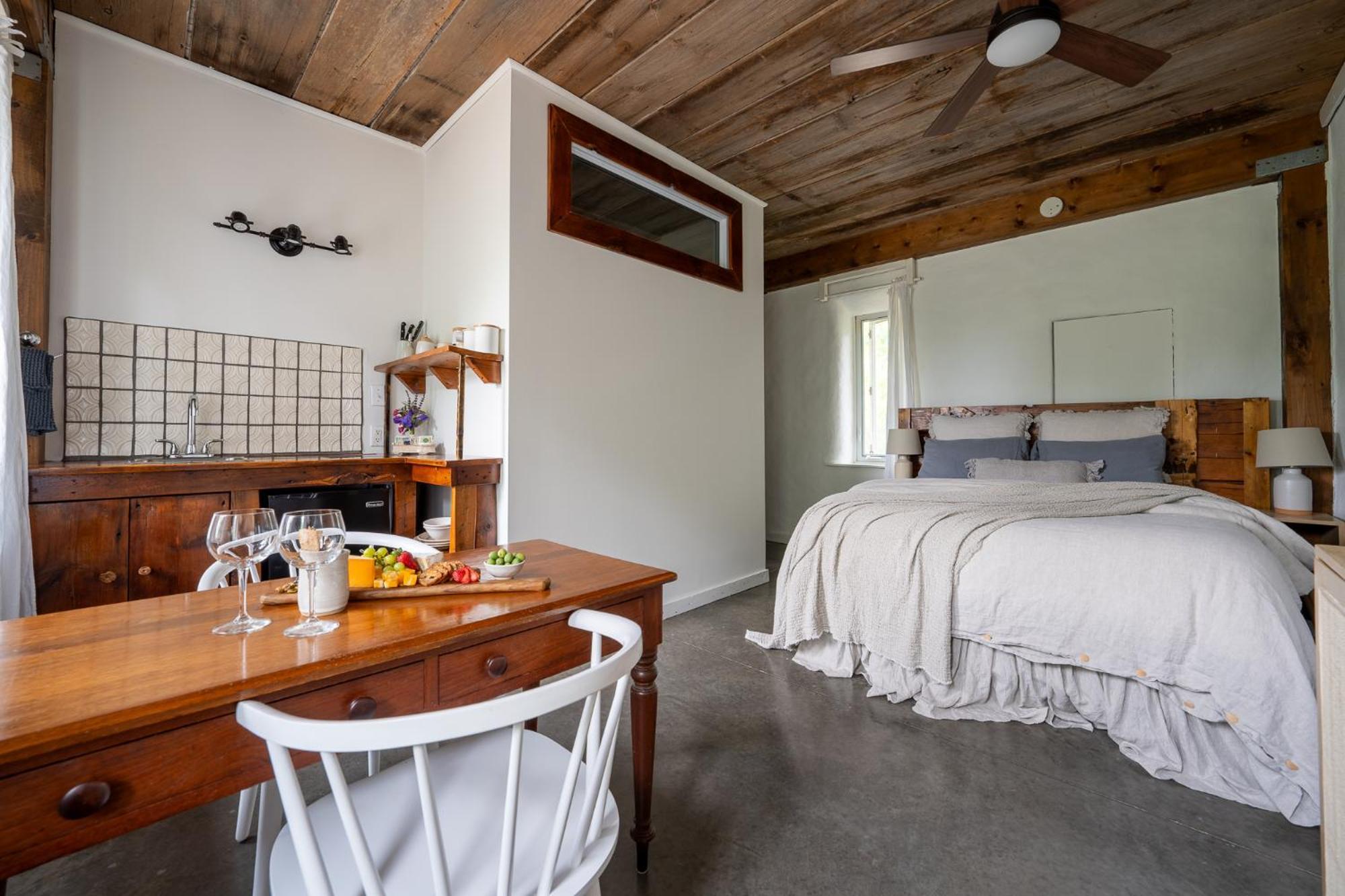 Owl'S Nest Suites Carrying Place Екстериор снимка