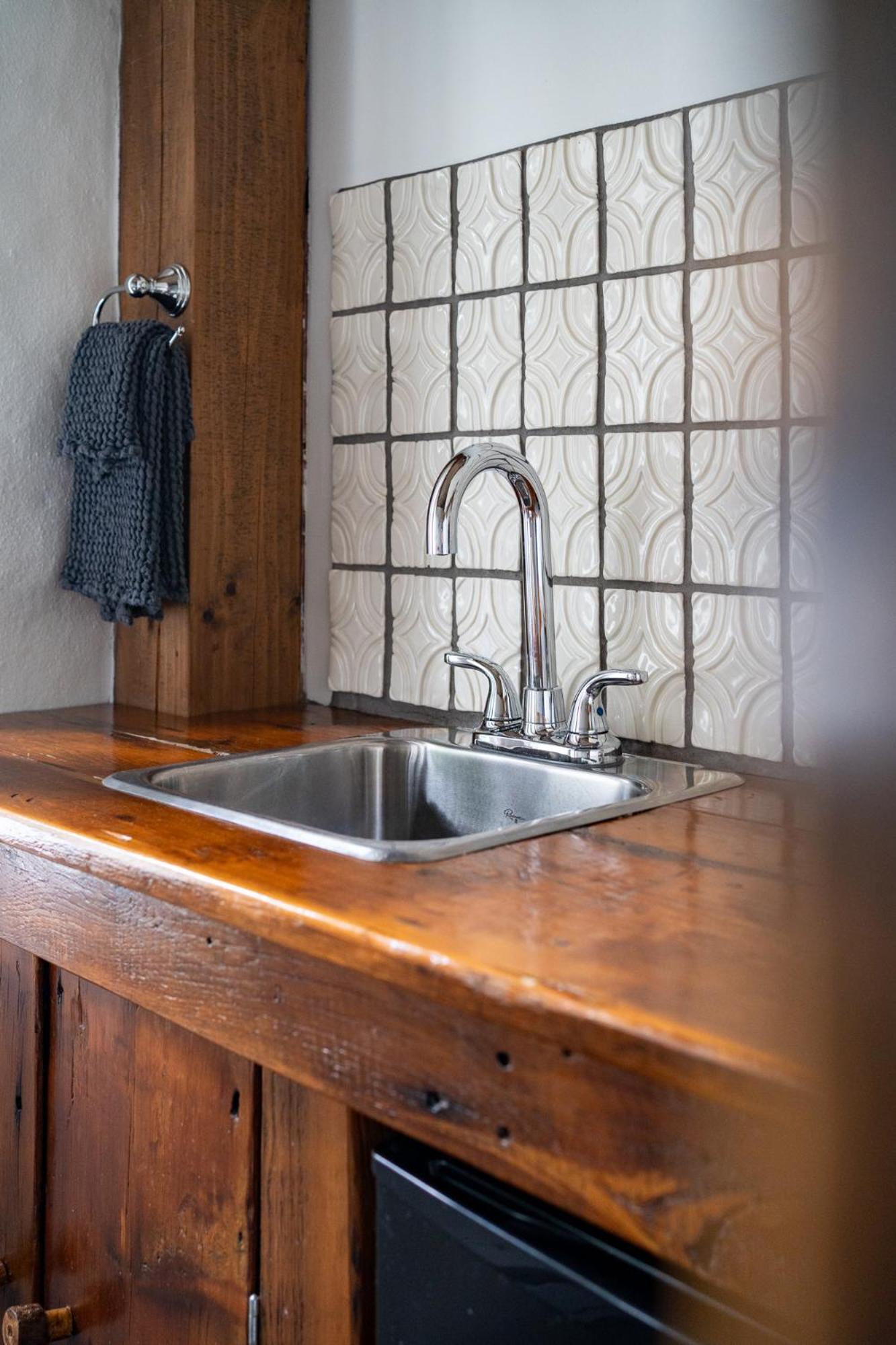 Owl'S Nest Suites Carrying Place Екстериор снимка