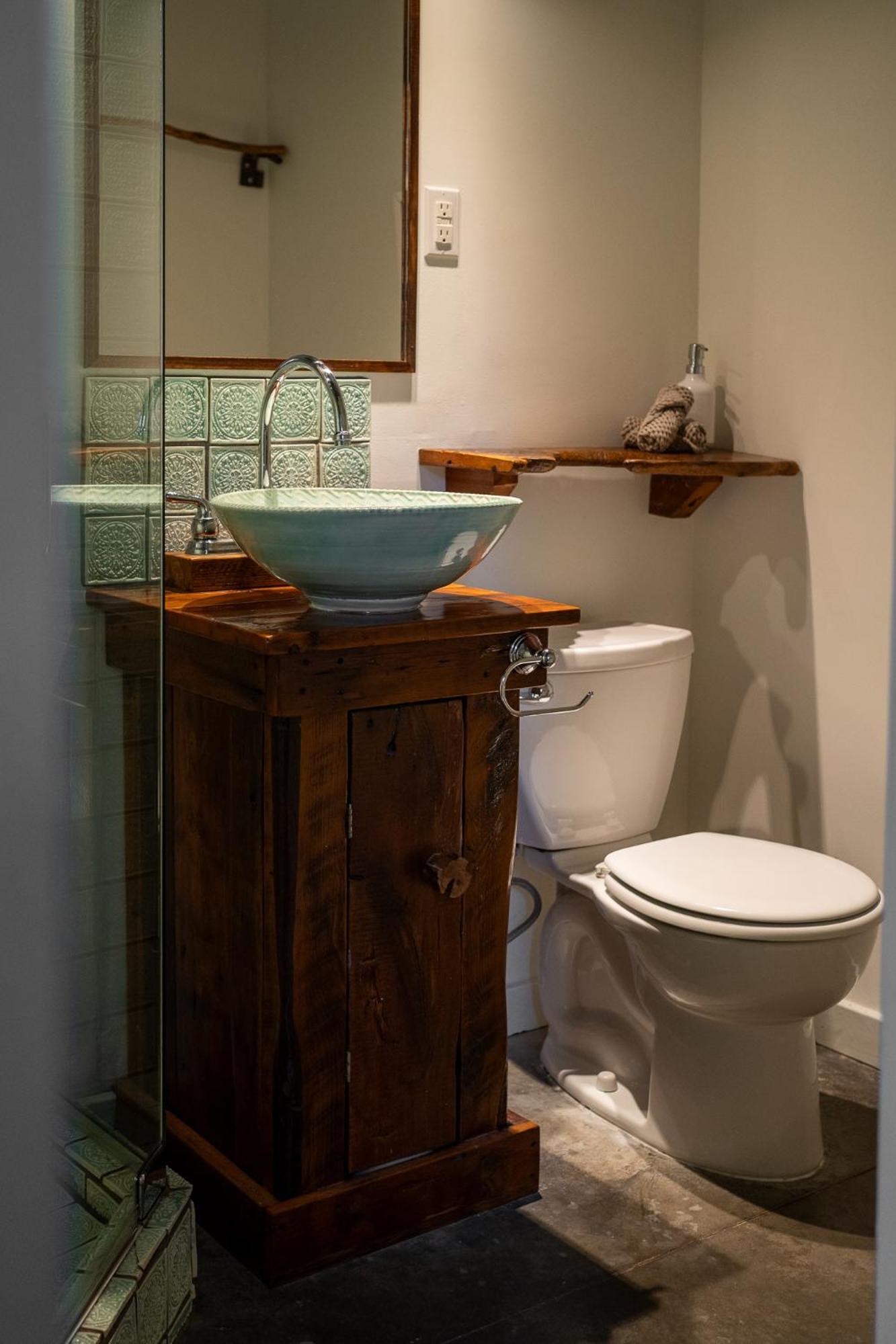 Owl'S Nest Suites Carrying Place Екстериор снимка