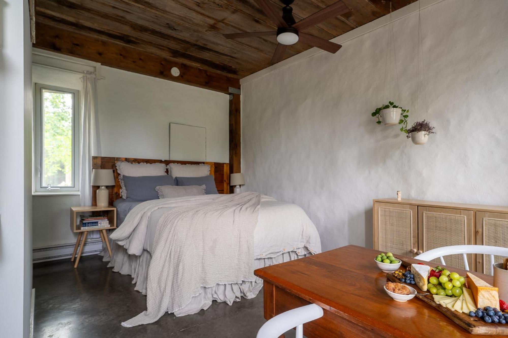 Owl'S Nest Suites Carrying Place Екстериор снимка