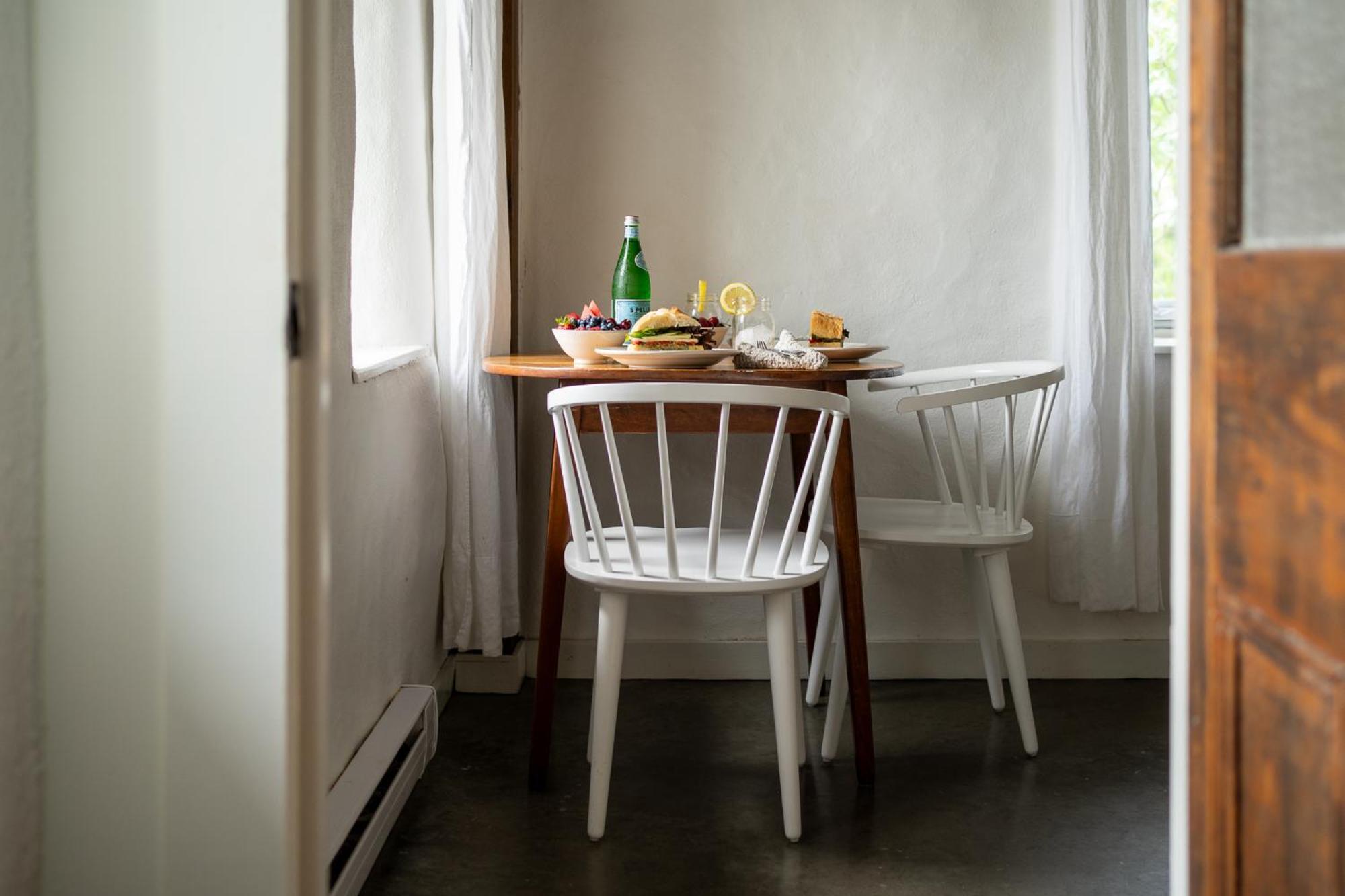 Owl'S Nest Suites Carrying Place Екстериор снимка