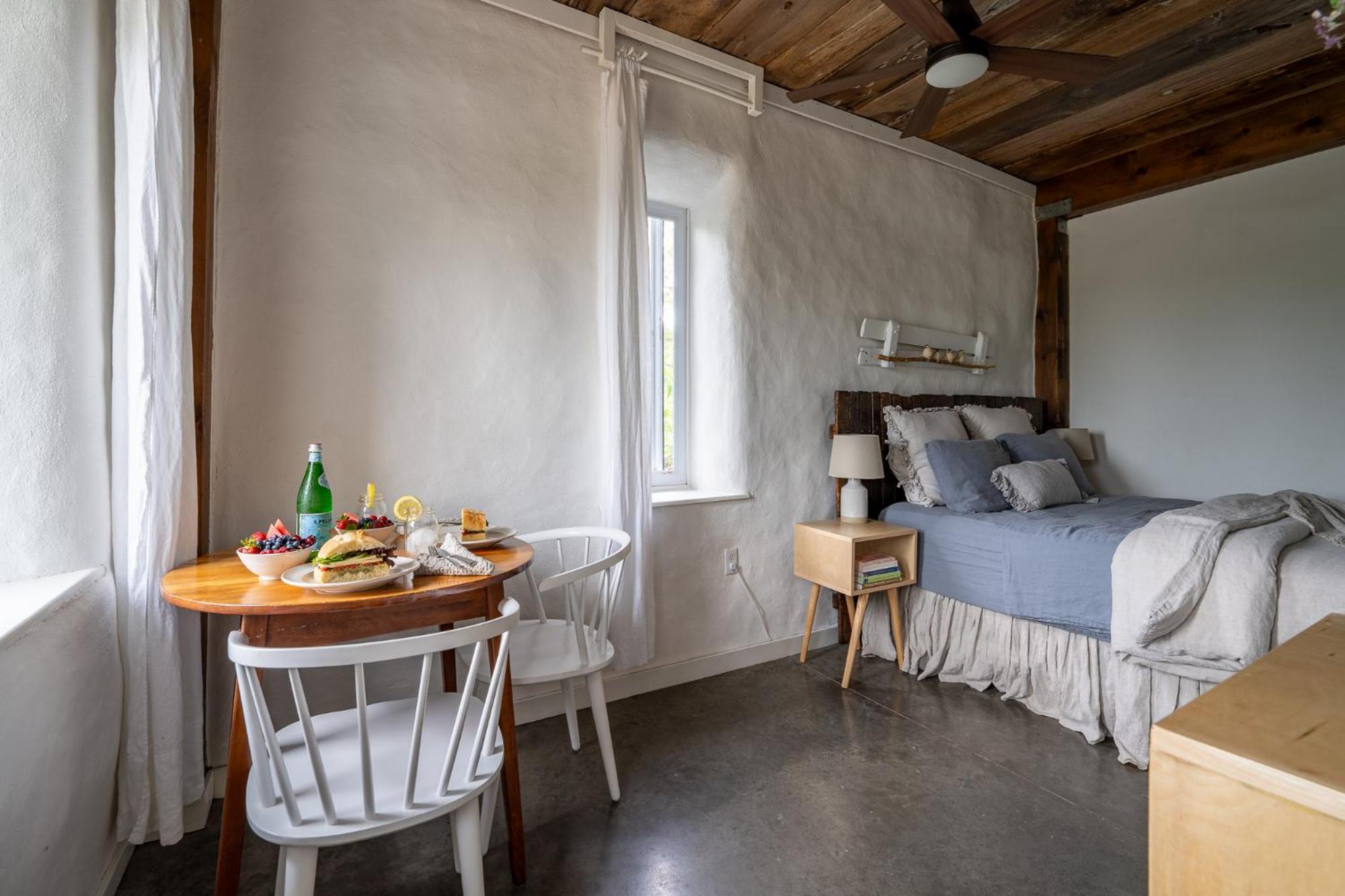 Owl'S Nest Suites Carrying Place Екстериор снимка