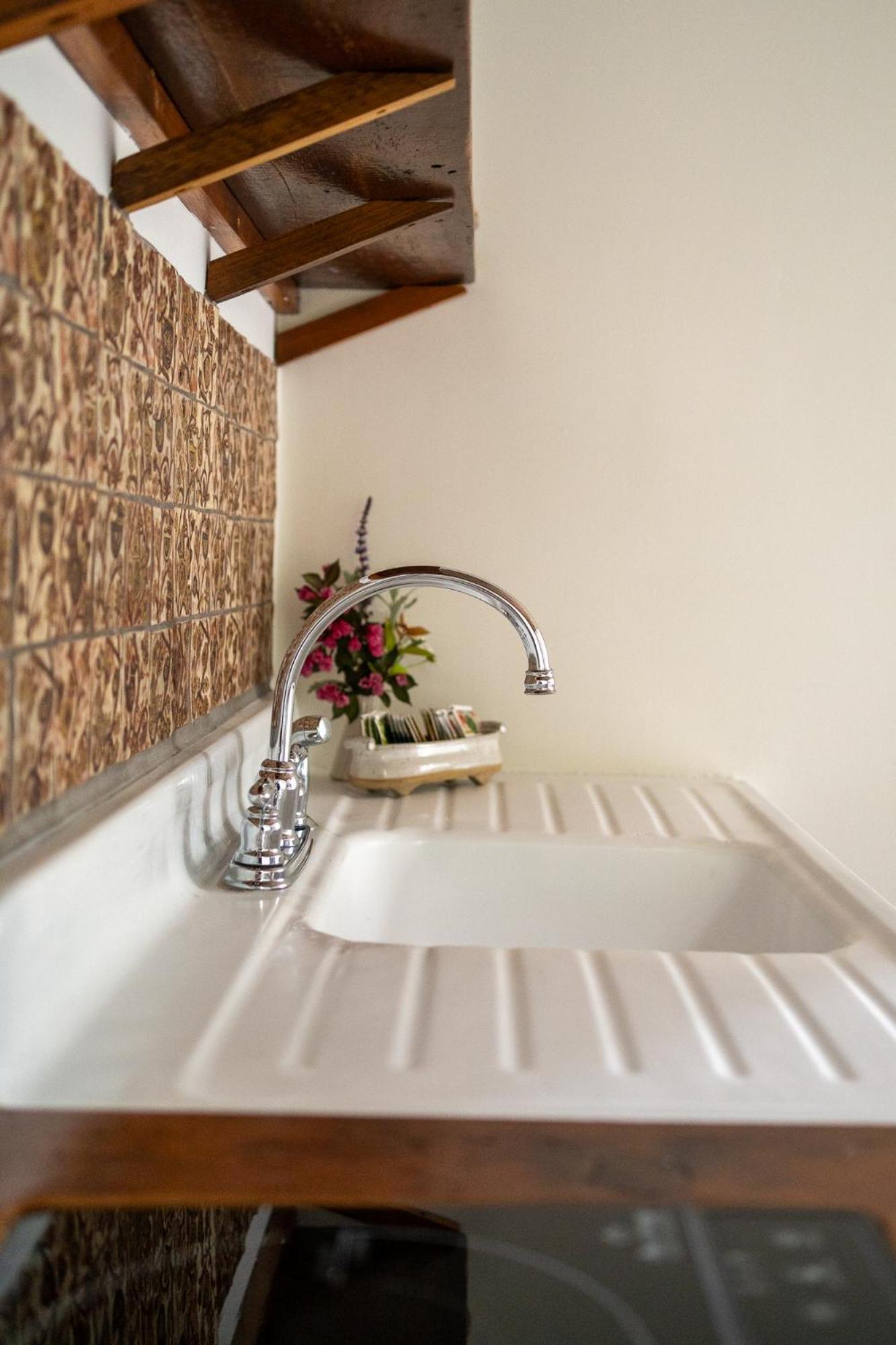 Owl'S Nest Suites Carrying Place Екстериор снимка