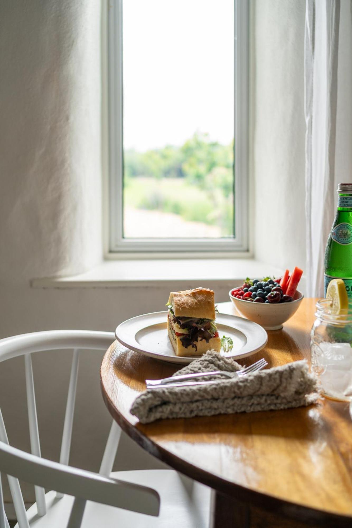 Owl'S Nest Suites Carrying Place Екстериор снимка