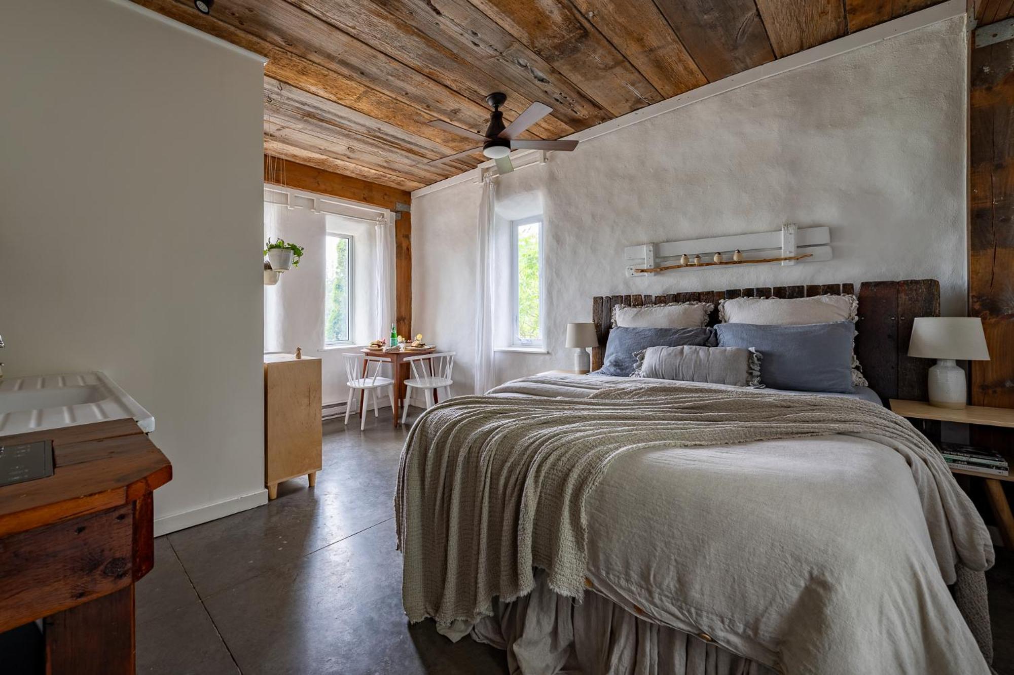 Owl'S Nest Suites Carrying Place Екстериор снимка