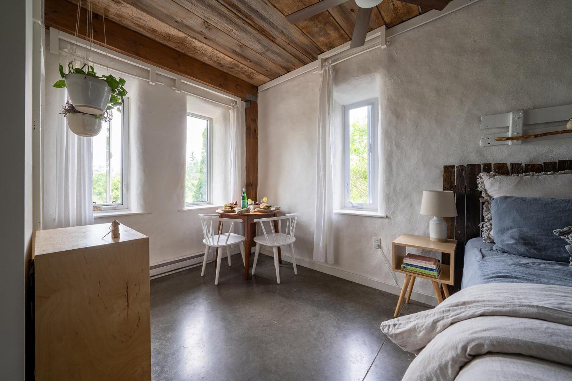 Owl'S Nest Suites Carrying Place Екстериор снимка