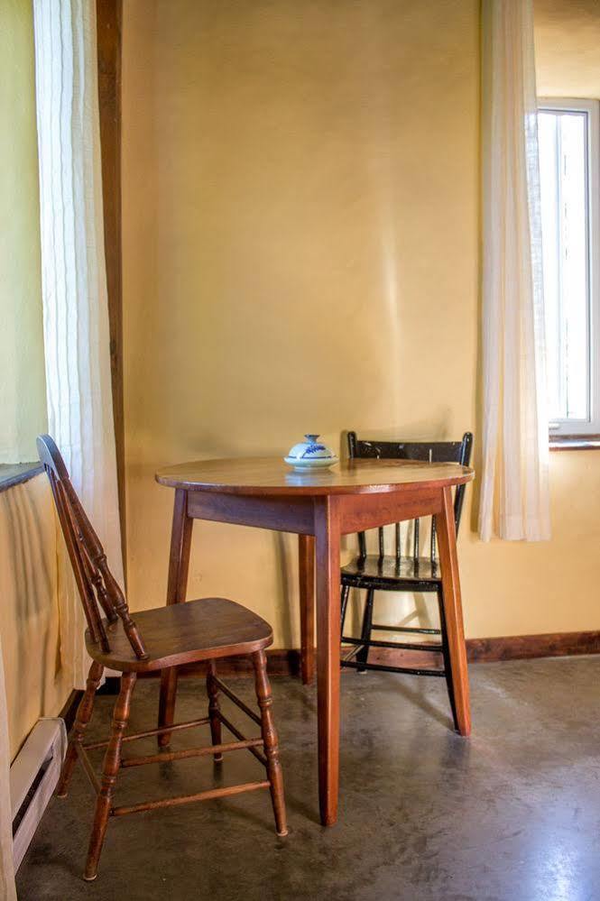 Owl'S Nest Suites Carrying Place Екстериор снимка