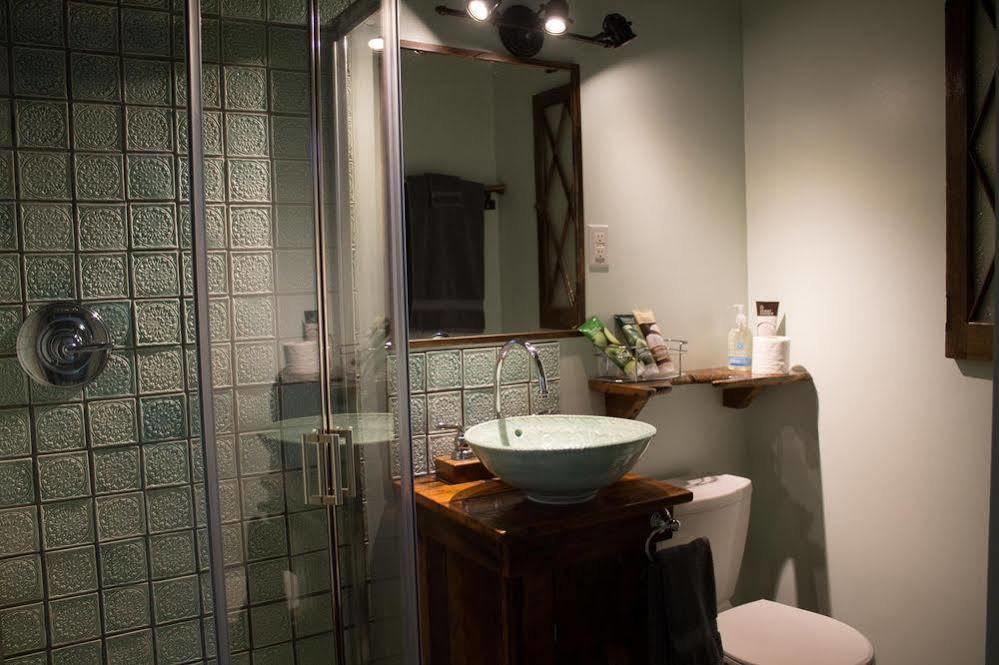 Owl'S Nest Suites Carrying Place Екстериор снимка