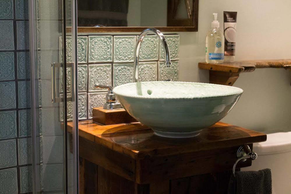 Owl'S Nest Suites Carrying Place Екстериор снимка